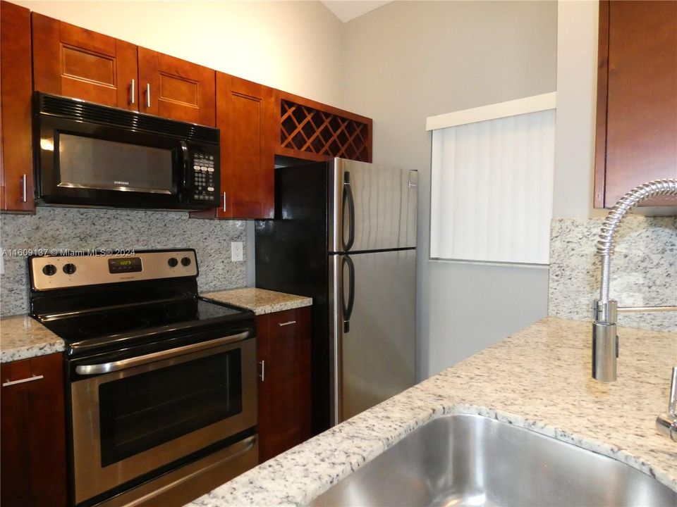 For Rent: $2,495 (2 beds, 2 baths, 1100 Square Feet)