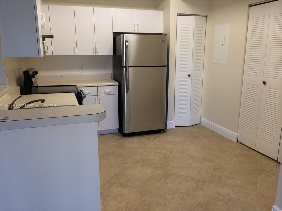 Active With Contract: $2,395 (2 beds, 2 baths, 1183 Square Feet)