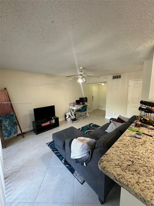 For Rent: $1,850 (1 beds, 1 baths, 798 Square Feet)