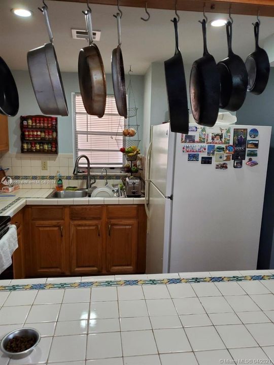For Rent: $3,000 (3 beds, 2 baths, 1279 Square Feet)