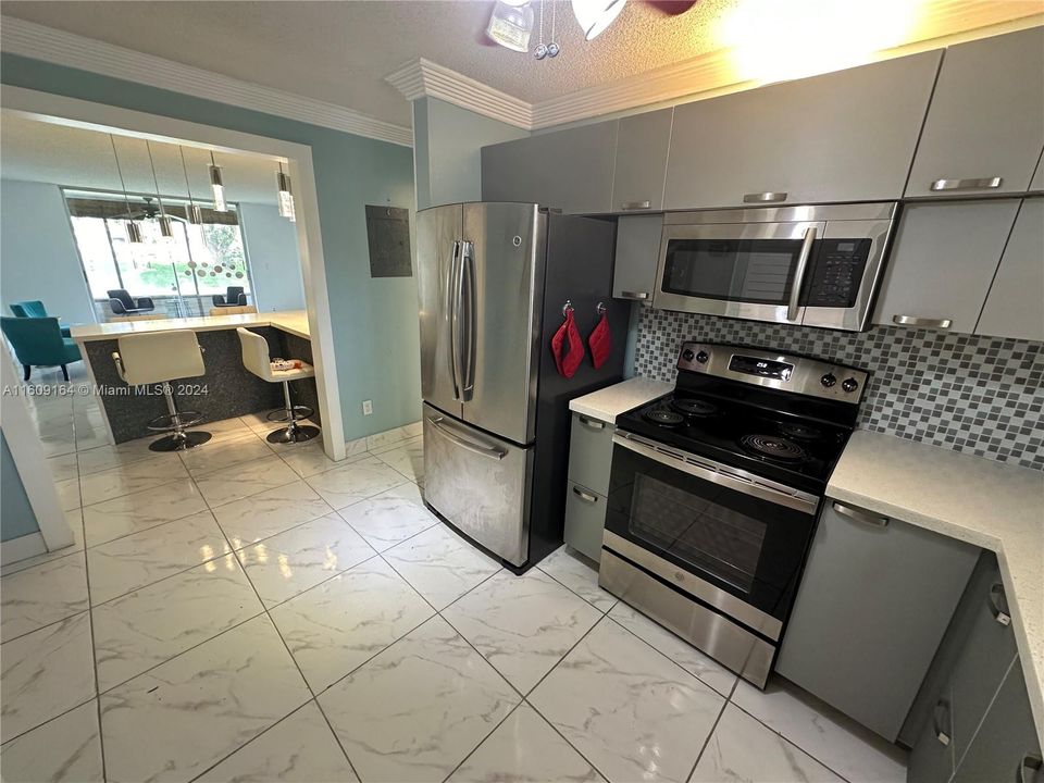 For Sale: $179,500 (2 beds, 2 baths, 1025 Square Feet)