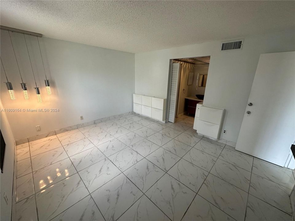 For Sale: $179,500 (2 beds, 2 baths, 1025 Square Feet)