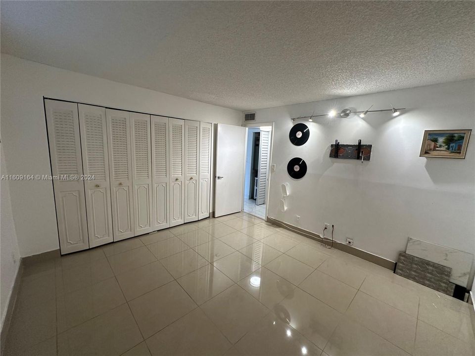 For Sale: $179,500 (2 beds, 2 baths, 1025 Square Feet)