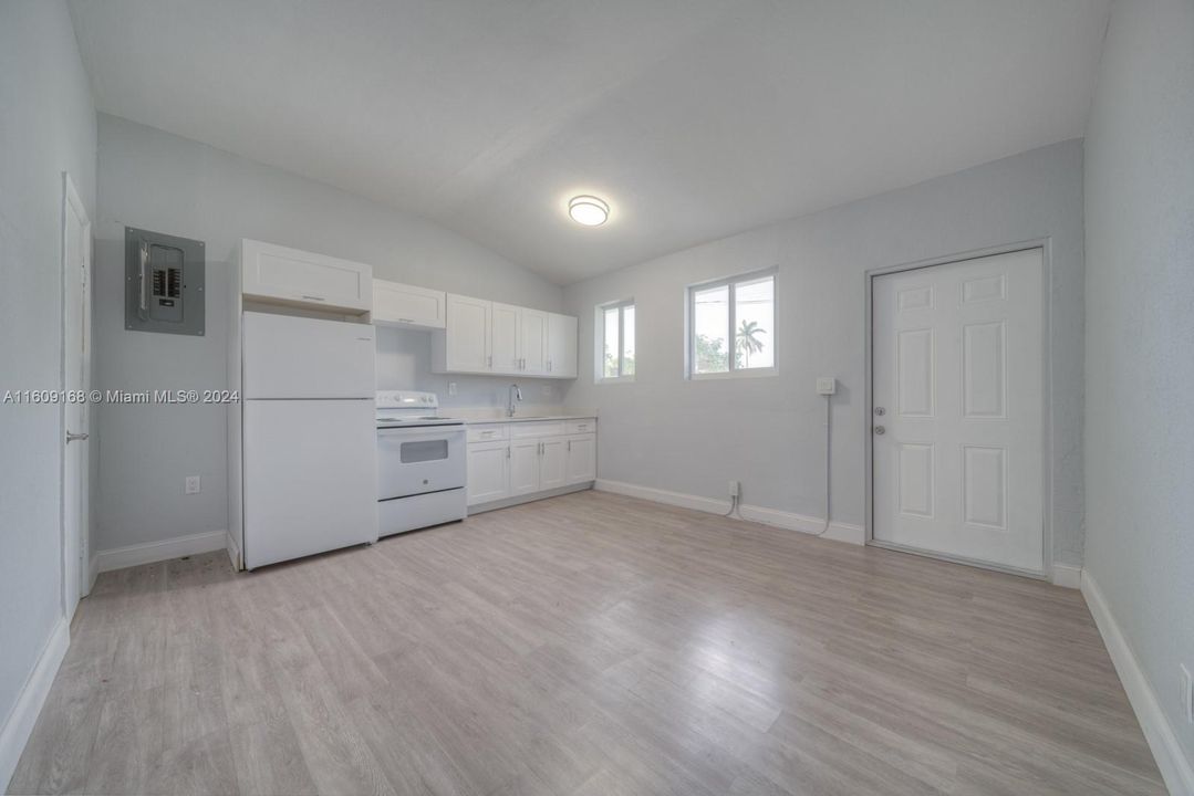 For Rent: $2,099 (3 beds, 1 baths, 650 Square Feet)