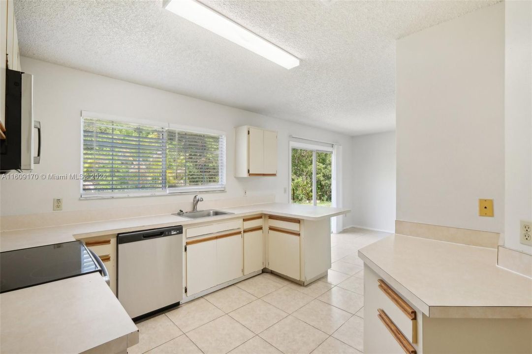 For Sale: $329,900 (3 beds, 2 baths, 1316 Square Feet)