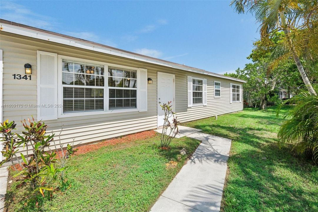 For Sale: $329,900 (3 beds, 2 baths, 1316 Square Feet)