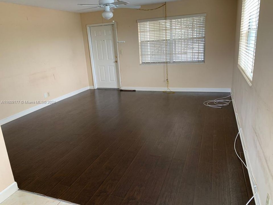 For Sale: $200,000 (2 beds, 1 baths, 825 Square Feet)