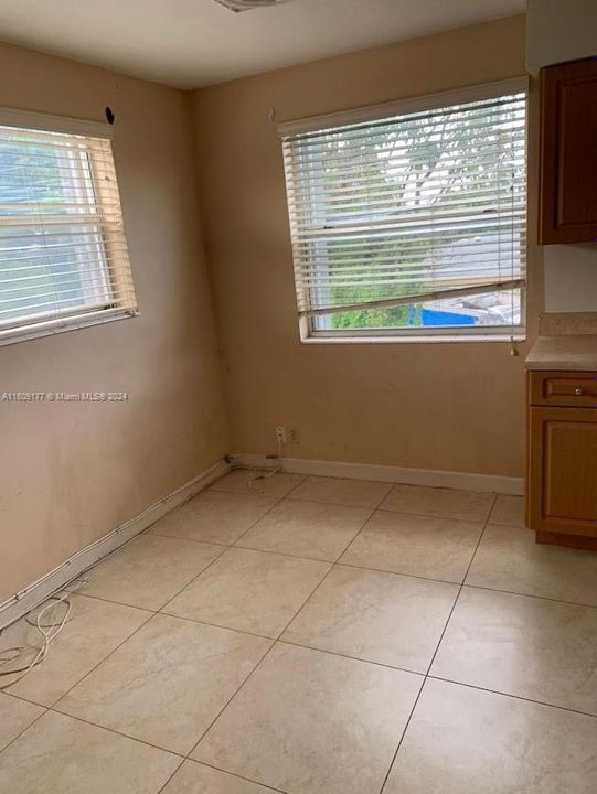 For Sale: $200,000 (2 beds, 1 baths, 825 Square Feet)