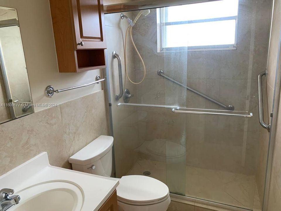 For Sale: $200,000 (2 beds, 1 baths, 825 Square Feet)