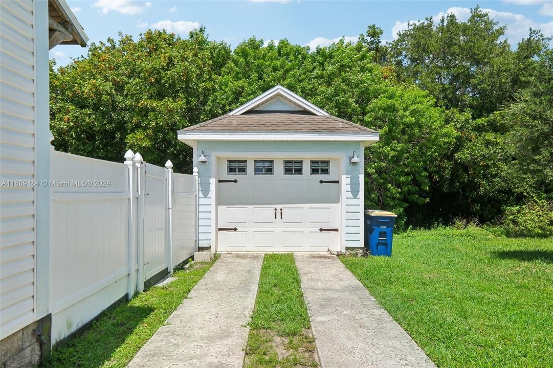 For Sale: $285,000 (3 beds, 2 baths, 1288 Square Feet)