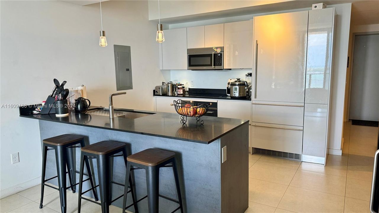 Active With Contract: $6,400 (2 beds, 2 baths, 1283 Square Feet)