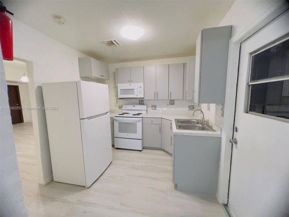 For Sale: $400,000 (3 beds, 1 baths, 1118 Square Feet)