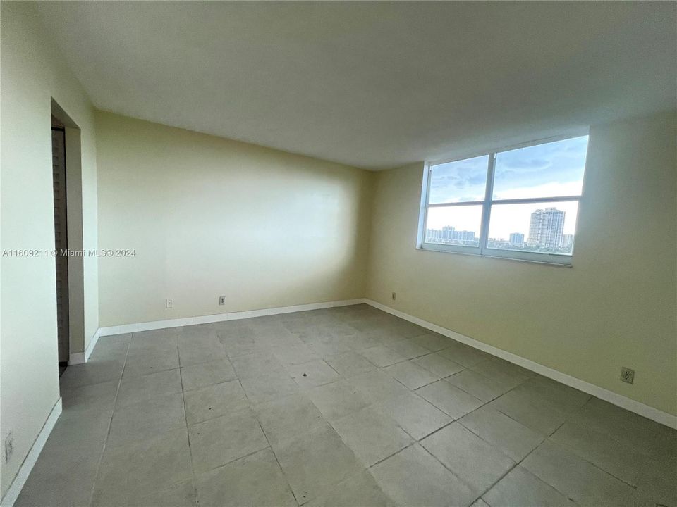 For Rent: $1,900 (1 beds, 1 baths, 828 Square Feet)