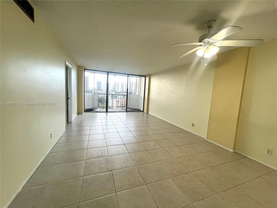 For Rent: $1,900 (1 beds, 1 baths, 828 Square Feet)