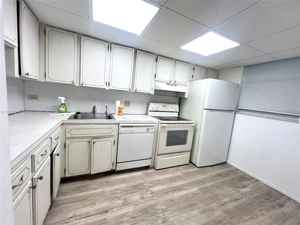 For Rent: $1,900 (1 beds, 1 baths, 828 Square Feet)