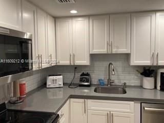 For Rent: $2,300 (2 beds, 1 baths, 923 Square Feet)