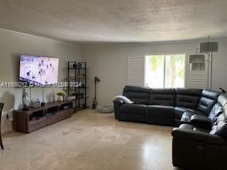 For Rent: $2,300 (2 beds, 1 baths, 923 Square Feet)