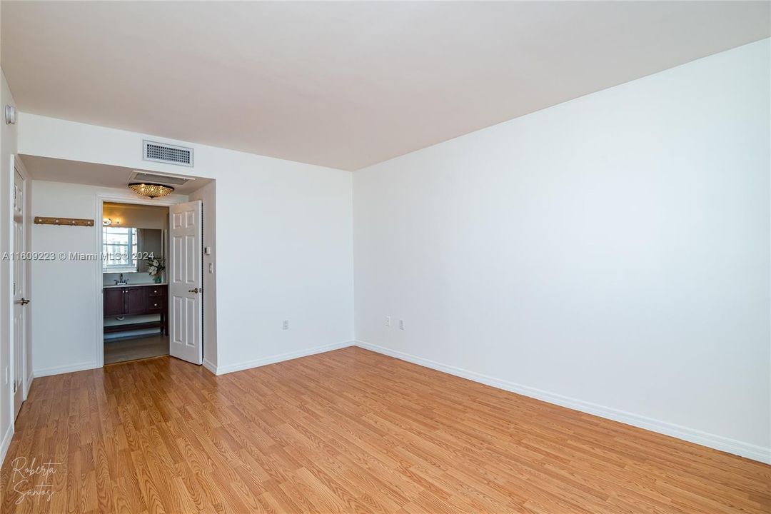 For Rent: $2,400 (1 beds, 1 baths, 762 Square Feet)
