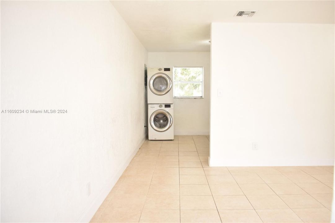 Recently Rented: $1,950 (2 beds, 1 baths, 4690 Square Feet)