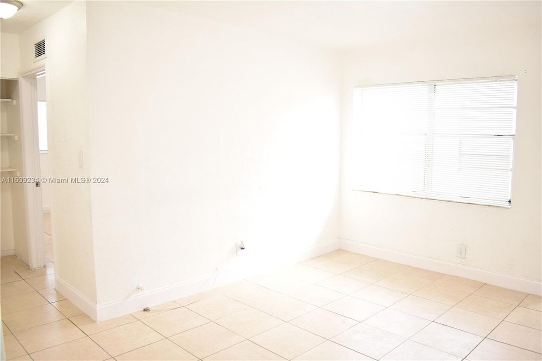 Recently Rented: $1,950 (2 beds, 1 baths, 4690 Square Feet)