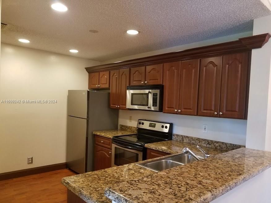 For Rent: $2,290 (2 beds, 2 baths, 996 Square Feet)