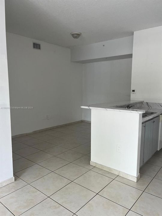 For Rent: $2,500 (2 beds, 2 baths, 910 Square Feet)