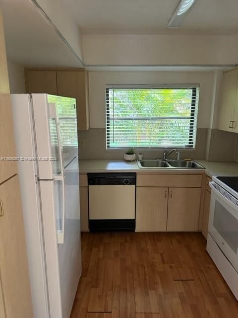 Active With Contract: $93,900 (1 beds, 2 baths, 752 Square Feet)