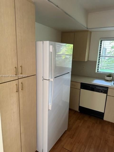 Active With Contract: $93,900 (1 beds, 2 baths, 752 Square Feet)