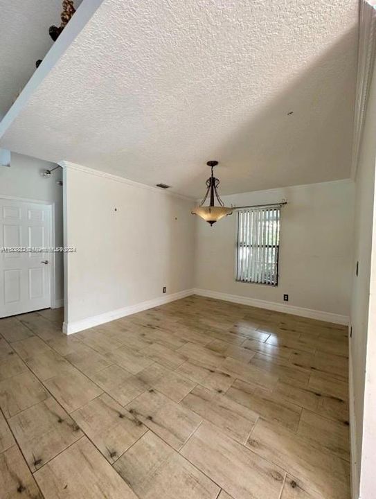 Dining room (empty)