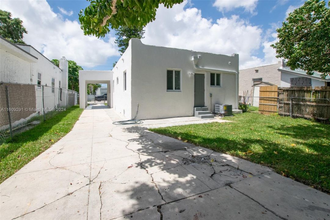 For Sale: $449,000 (3 beds, 2 baths, 984 Square Feet)