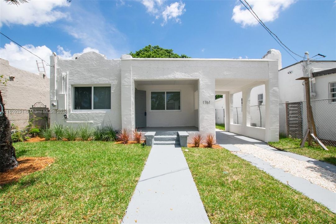 For Sale: $449,000 (3 beds, 2 baths, 984 Square Feet)