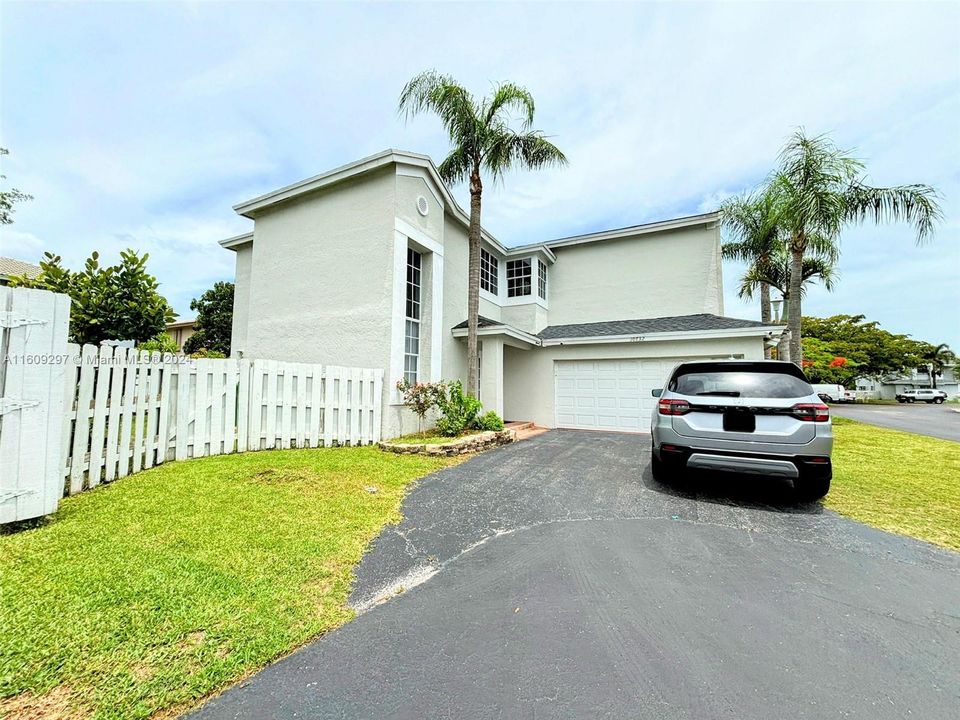 Active With Contract: $544,999 (3 beds, 2 baths, 2006 Square Feet)