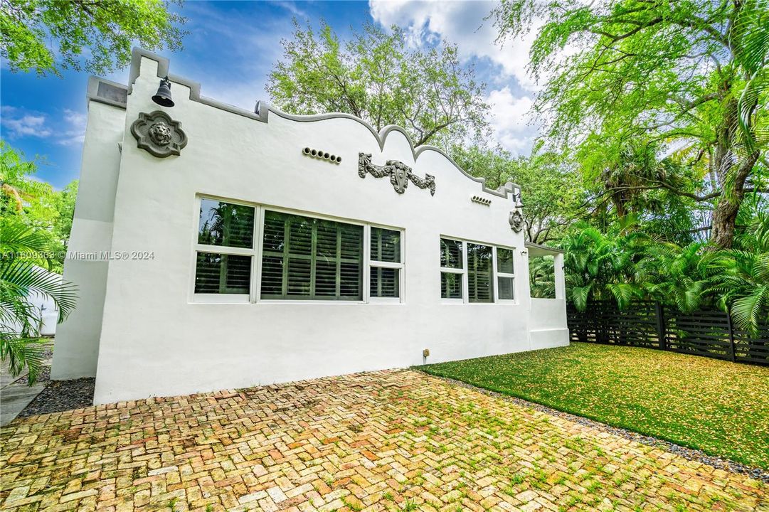 Active With Contract: $1,550,000 (4 beds, 2 baths, 2274 Square Feet)