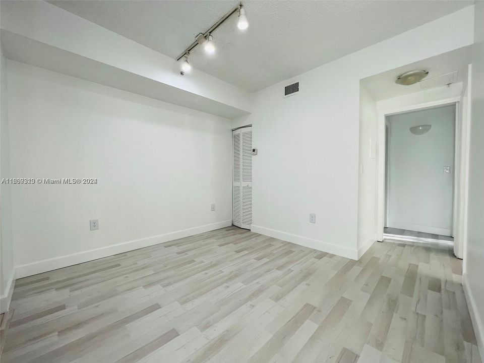 For Sale: $295,000 (2 beds, 1 baths, 850 Square Feet)