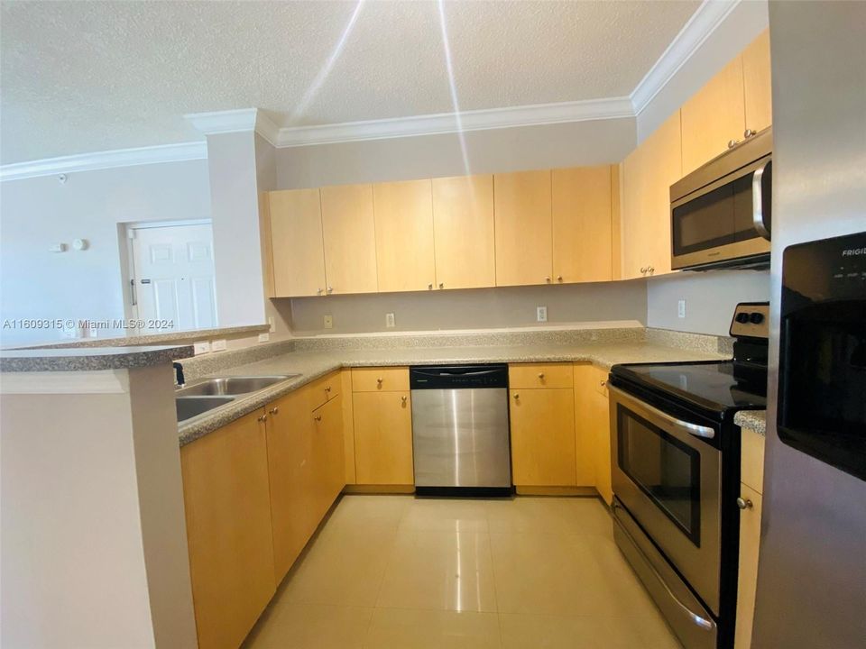 For Rent: $1,950 (1 beds, 1 baths, 726 Square Feet)