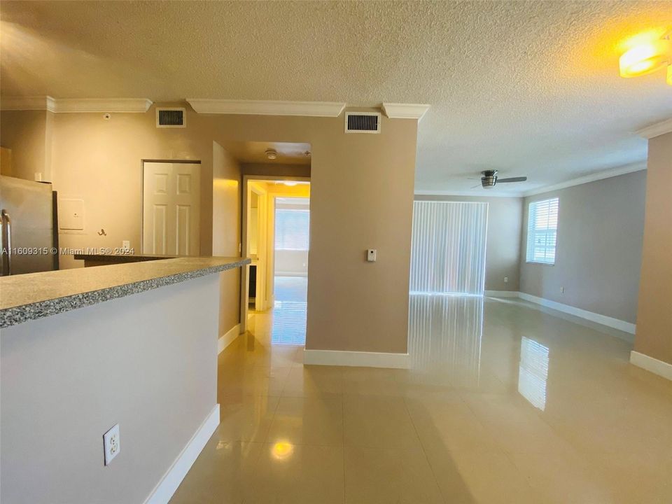 For Rent: $1,950 (1 beds, 1 baths, 726 Square Feet)