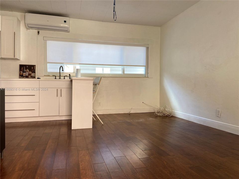 Active With Contract: $1,650 (0 beds, 1 baths, 400 Square Feet)