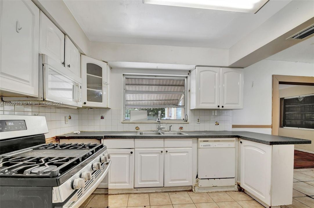 For Sale: $330,000 (3 beds, 2 baths, 1125 Square Feet)