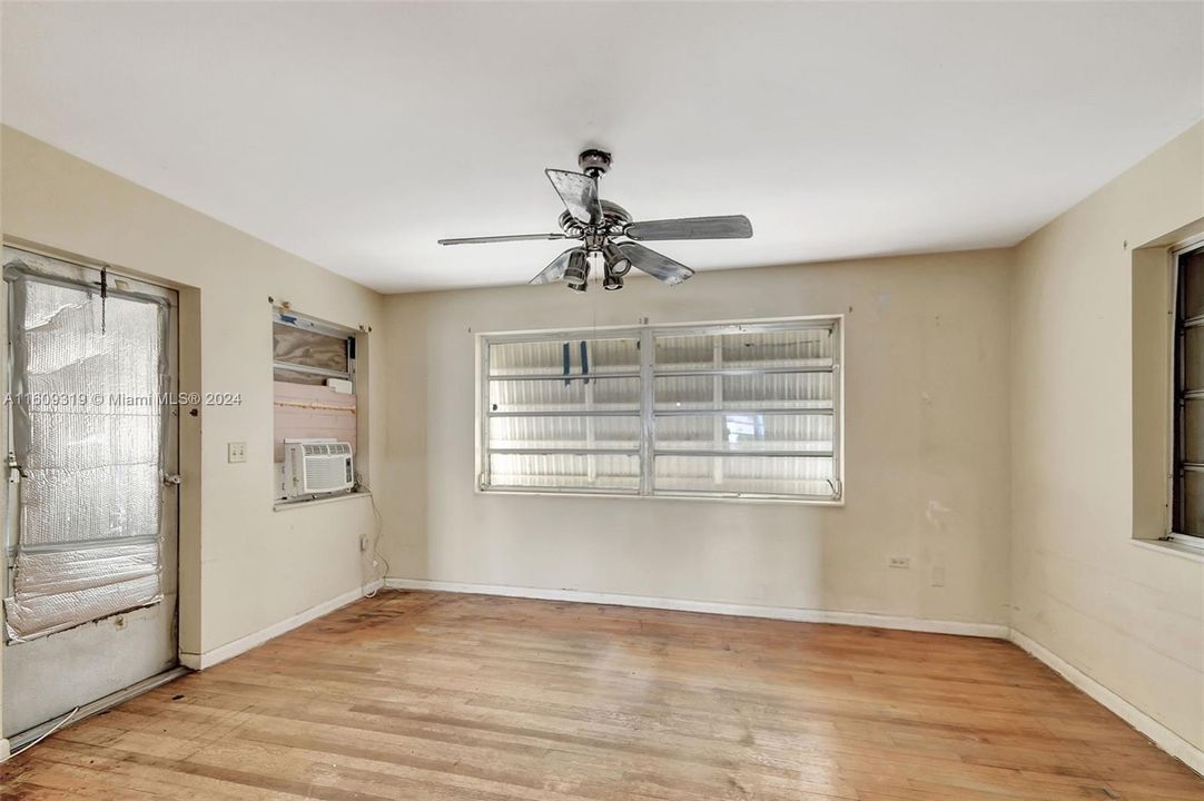 For Sale: $330,000 (3 beds, 2 baths, 1125 Square Feet)