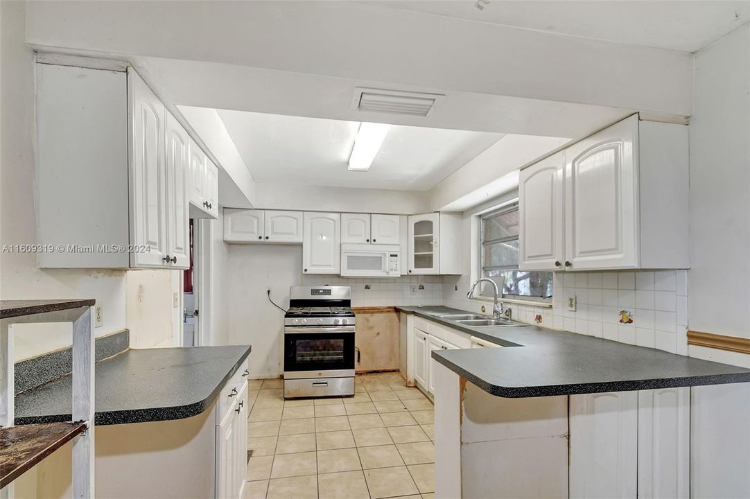 For Sale: $330,000 (3 beds, 2 baths, 1125 Square Feet)