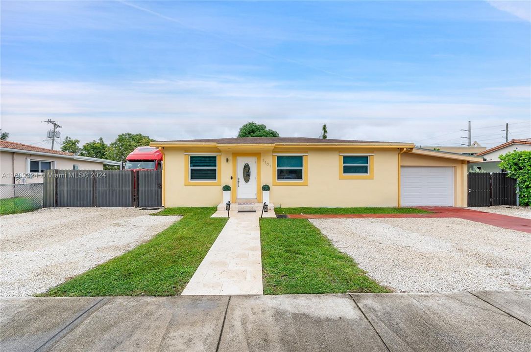 For Sale: $699,000 (3 beds, 1 baths, 1026 Square Feet)