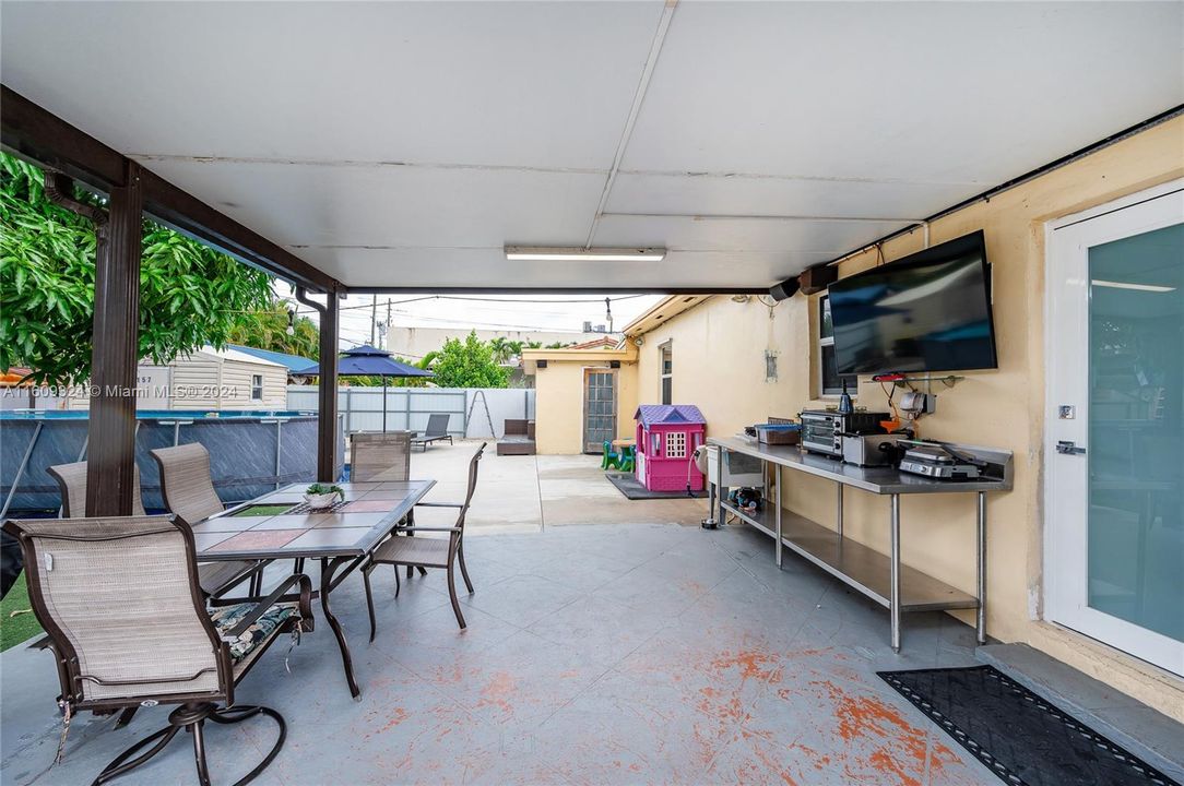 For Sale: $699,000 (3 beds, 1 baths, 1026 Square Feet)