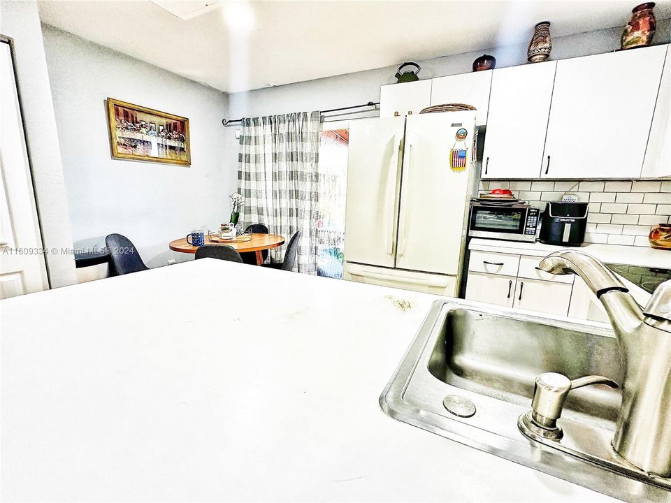 For Sale: $315,000 (2 beds, 3 baths, 1190 Square Feet)