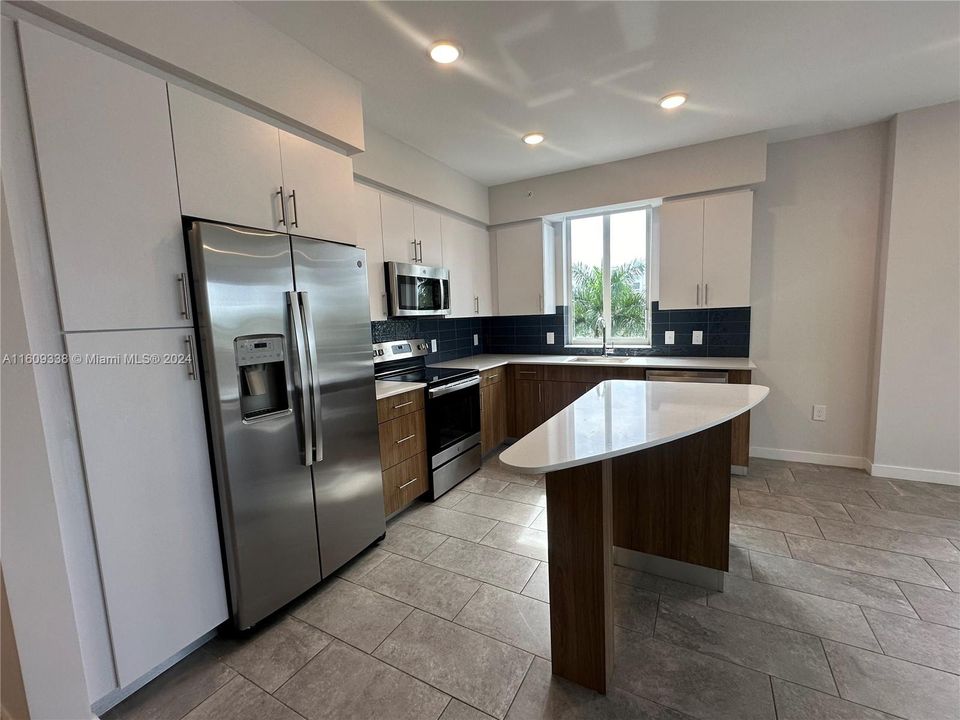 Active With Contract: $2,545 (2 beds, 2 baths, 1107 Square Feet)