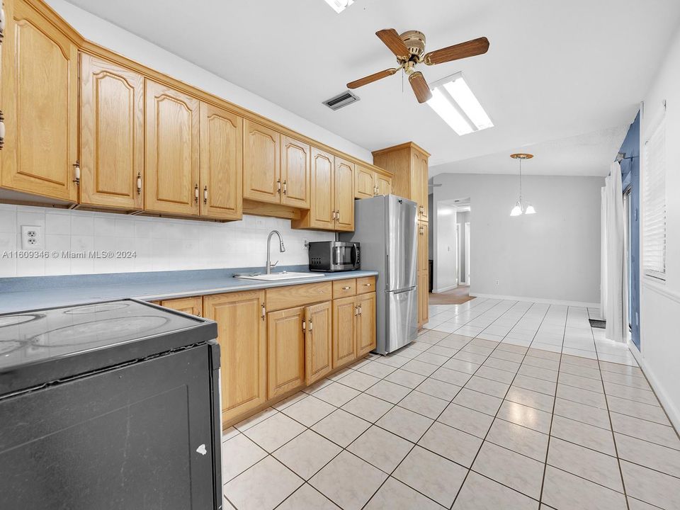 Active With Contract: $499,500 (3 beds, 2 baths, 1338 Square Feet)