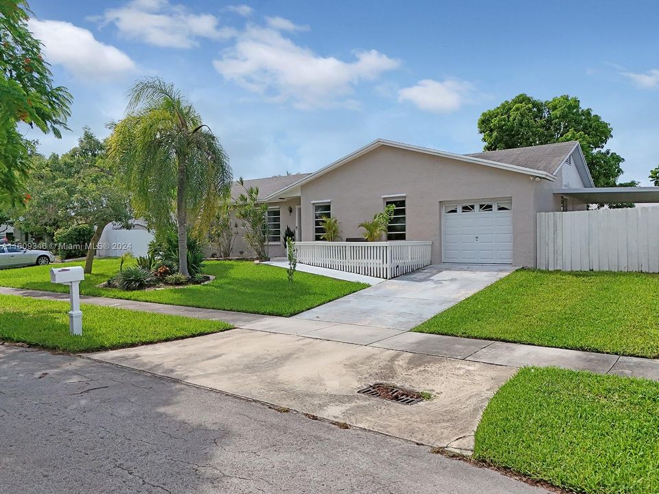 Active With Contract: $499,500 (3 beds, 2 baths, 1338 Square Feet)