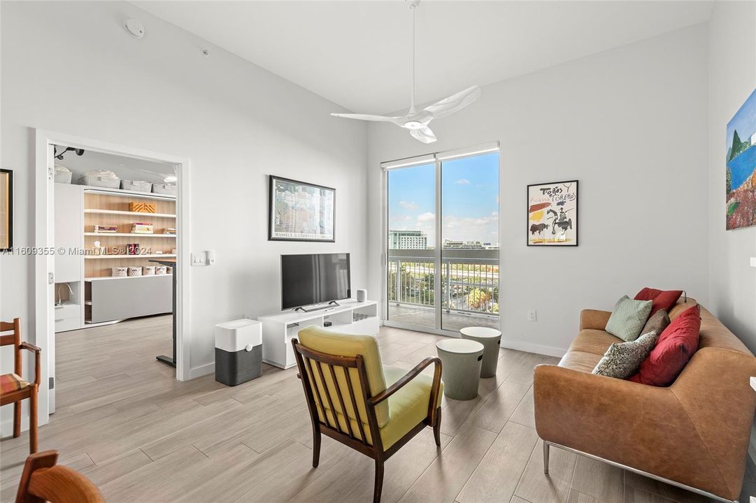 Recently Sold: $430,000 (1 beds, 1 baths, 814 Square Feet)