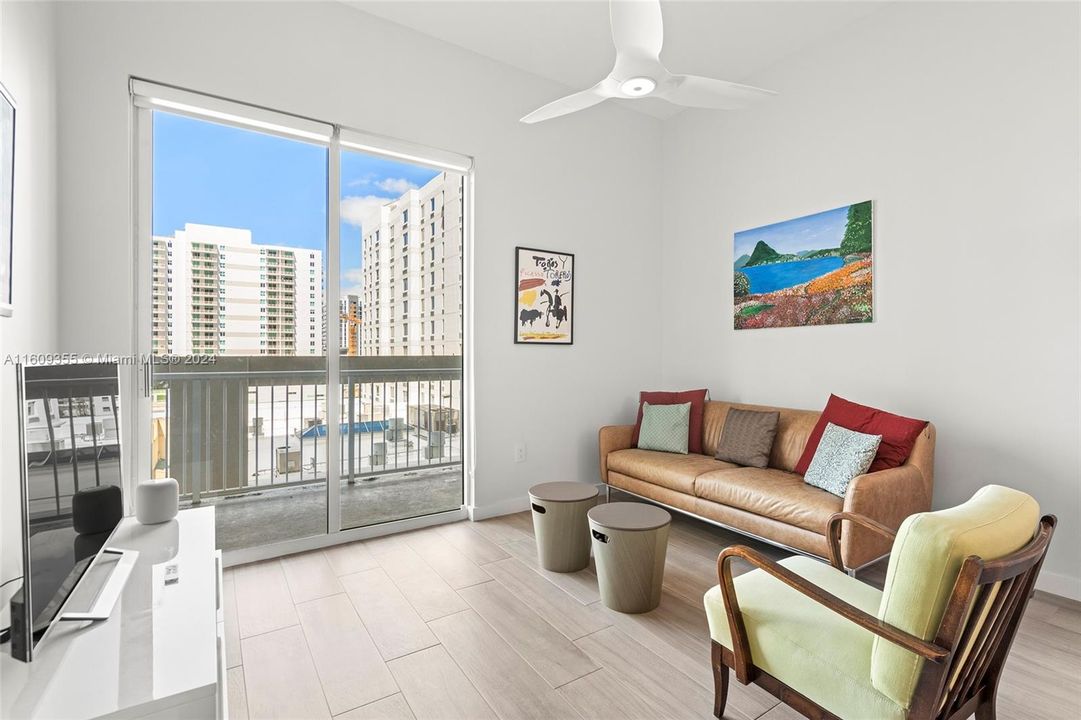 Recently Sold: $430,000 (1 beds, 1 baths, 814 Square Feet)