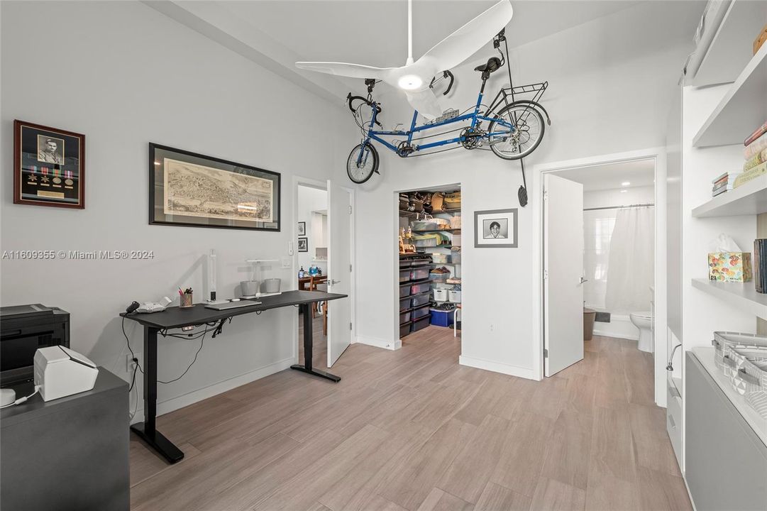 For Sale: $430,000 (1 beds, 1 baths, 814 Square Feet)