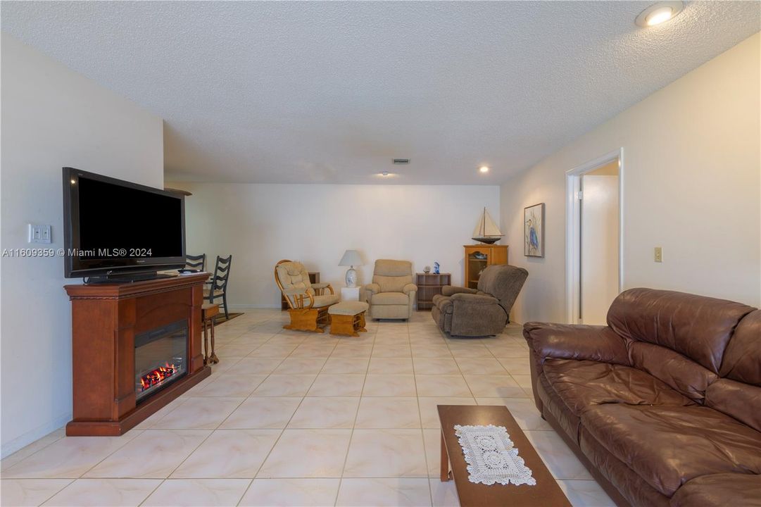 For Sale: $130,000 (2 beds, 2 baths, 1280 Square Feet)